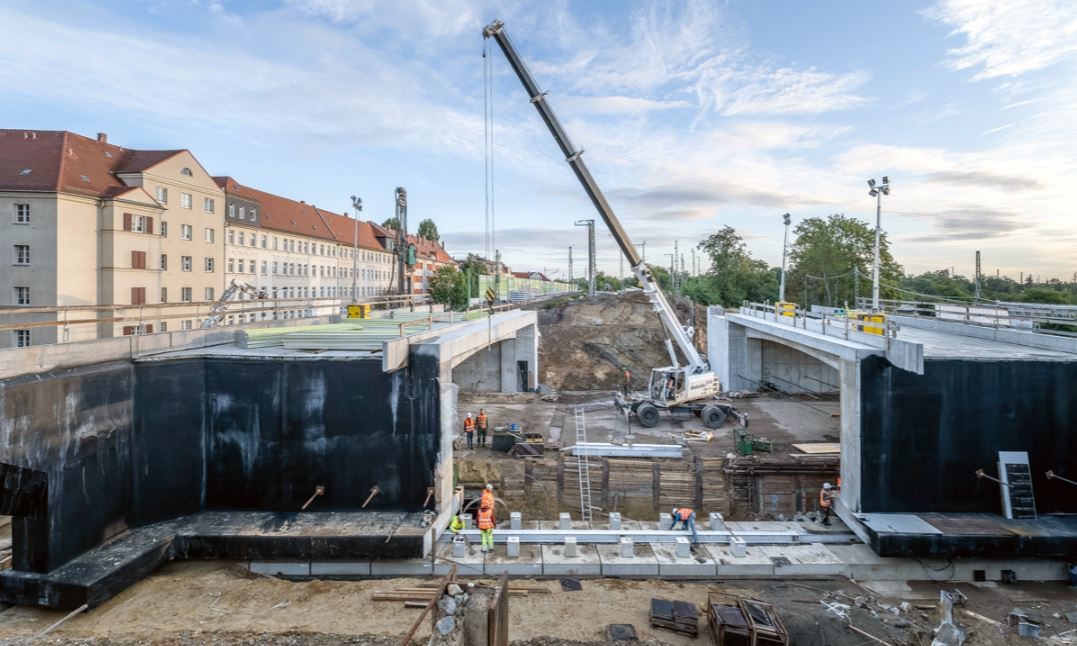 Blick auf den Baufortschritt an der Eisenbahnüberführung „Cunnersdorfer Straße © DB/Jörn Daberkow